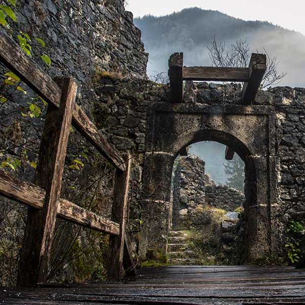 Abandoned Castle Bridge makes a perfect background for any fresh or salt water tank or aquarium as well as dry terrariums.