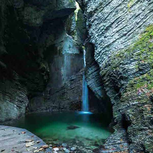 Hidden Waterfall Cave will make a perfect background for any fresh or salt water tank or aquarium as well as dry terrariums.