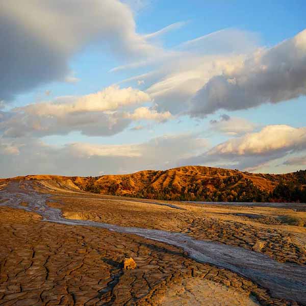 Flowing Mud Volcano will make a perfect background for any fresh or salt water tank or aquarium as well as dry terrariums.