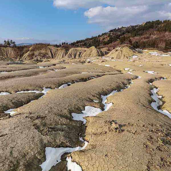 Frozen Mud Volcano will make a perfect background for any fresh or salt water tank or aquarium as well as dry terrariums.