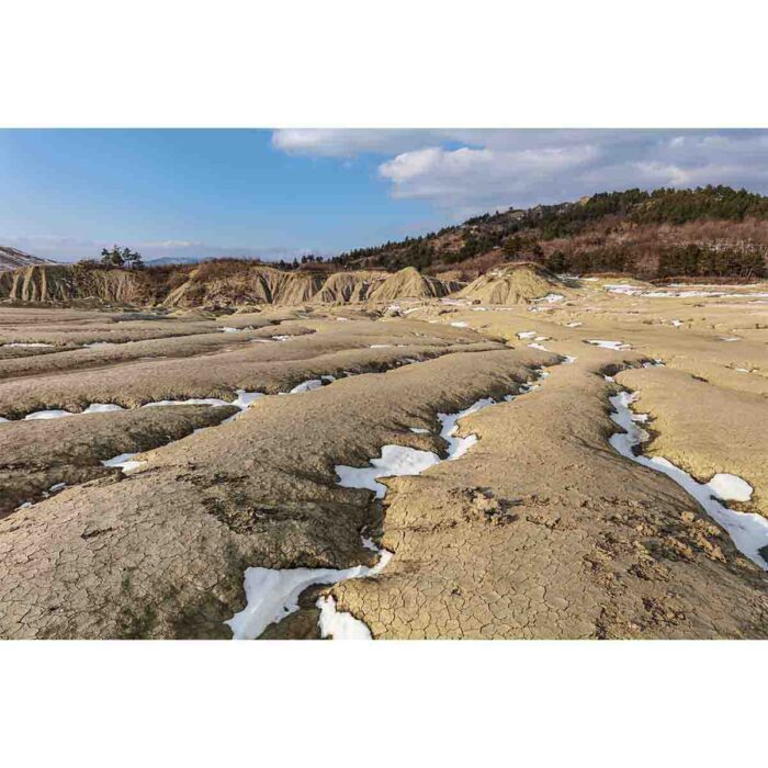 Frozen Mud Volcano will make a perfect background for any fresh or salt water tank or aquarium as well as dry terrariums.