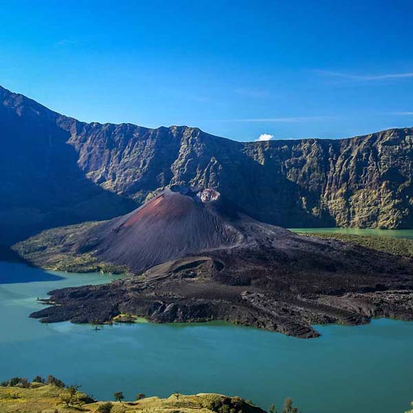 Gunung Rinjani Volcano will make a perfect background for any fresh or salt water tank or aquarium as well as dry terrariums.