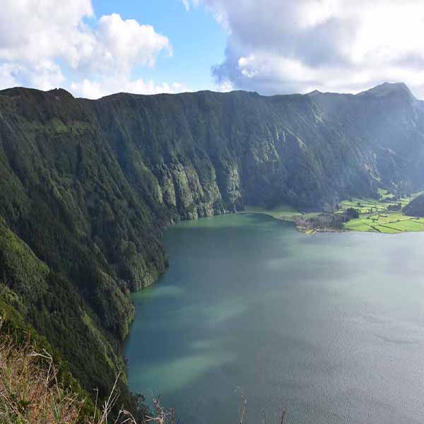 Volcano Crater Lake will make a perfect background for any fresh or salt water tank or aquarium as well as dry terrariums.